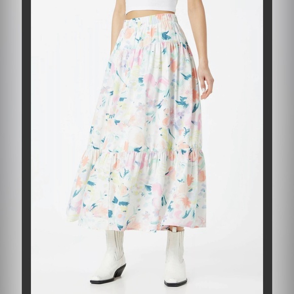 Beautiful skirt - Picture 3 of 6